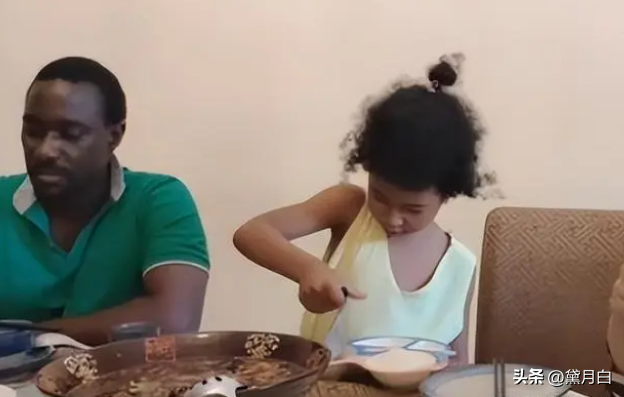 女高材生「戀上黑人留學生」!不顧家人反對遠嫁非洲 婚後才知「對方身份不一般」:高攀了