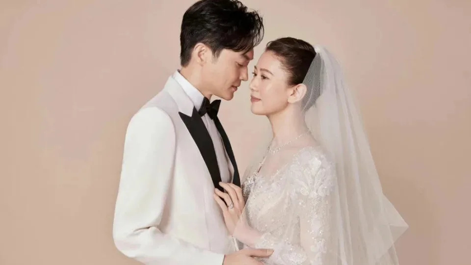 51歲最美港姐偕夫出席「現場未修圖曝」　主持人感嘆：愛情是最好保養品