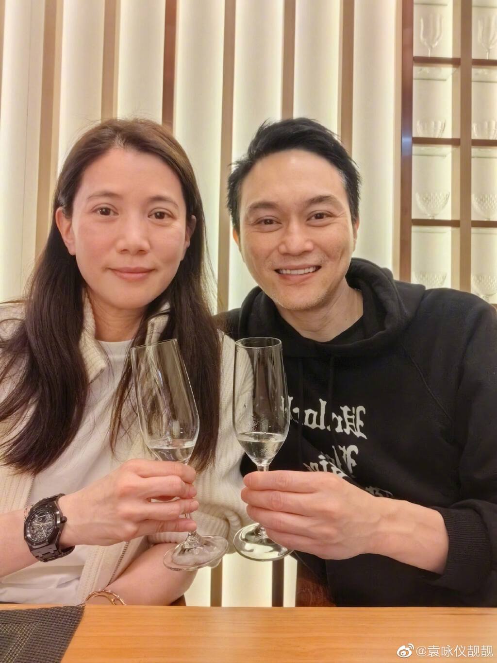51歲最美港姐偕夫出席「現場未修圖曝」　主持人感嘆：愛情是最好保養品