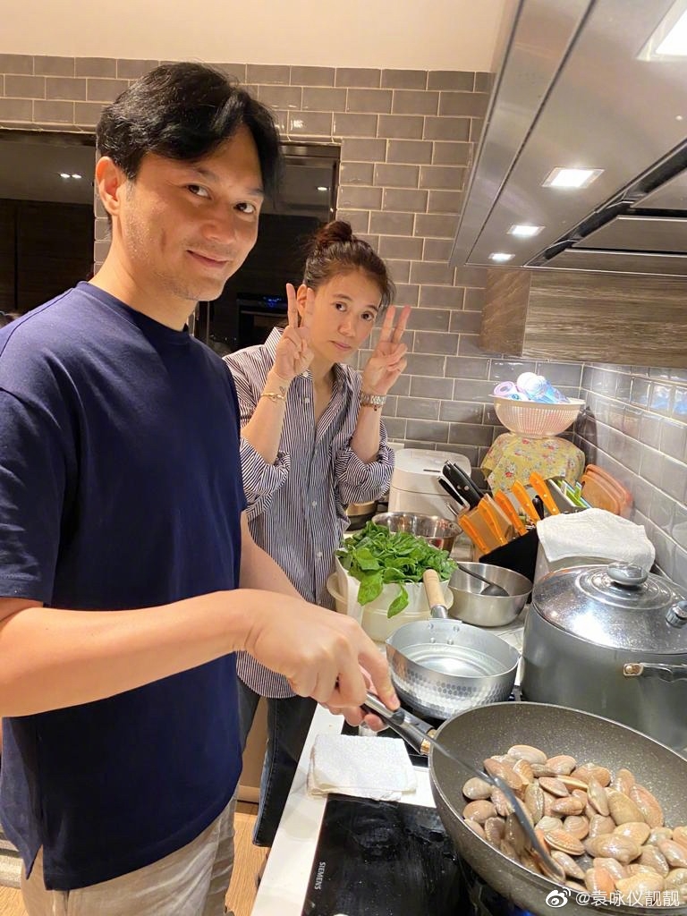 51歲最美港姐偕夫出席「現場未修圖曝」　主持人感嘆：愛情是最好保養品