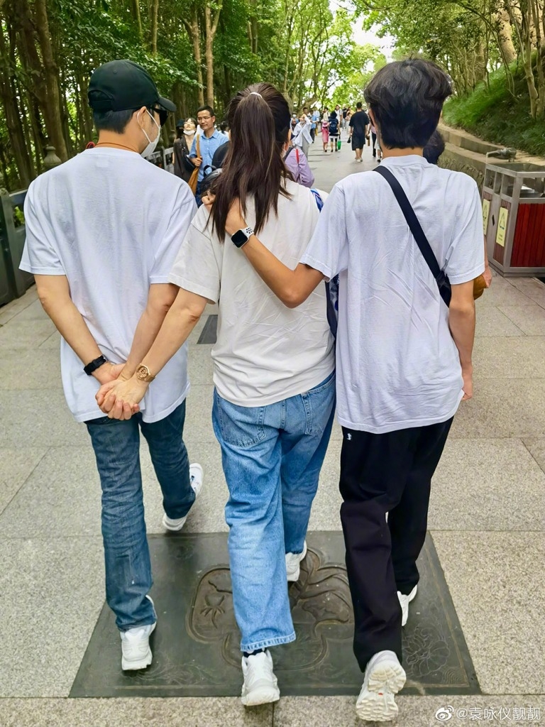 51歲最美港姐偕夫出席「現場未修圖曝」　主持人感嘆：愛情是最好保養品