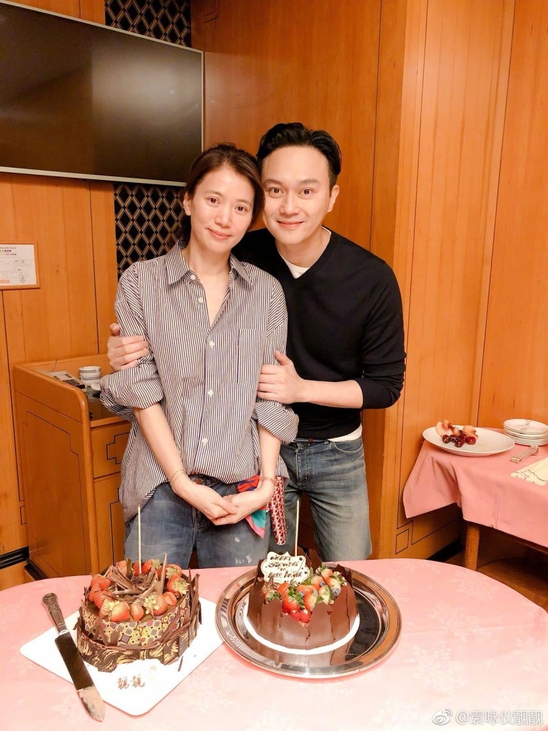 51歲最美港姐偕夫出席「現場未修圖曝」　主持人感嘆：愛情是最好保養品