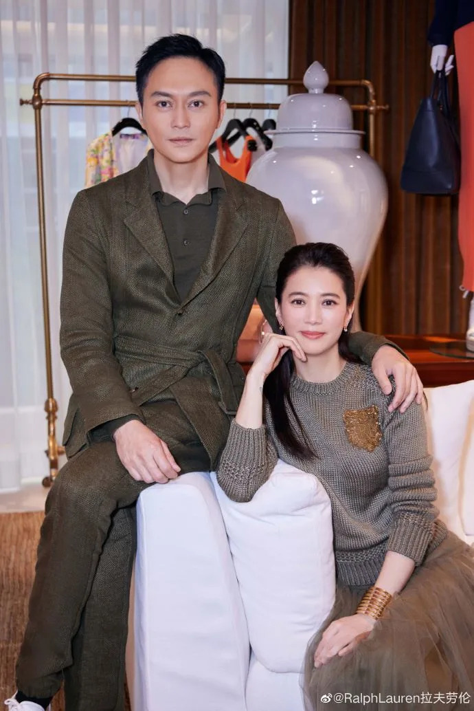 51歲最美港姐偕夫出席「現場未修圖曝」　主持人感嘆：愛情是最好保養品