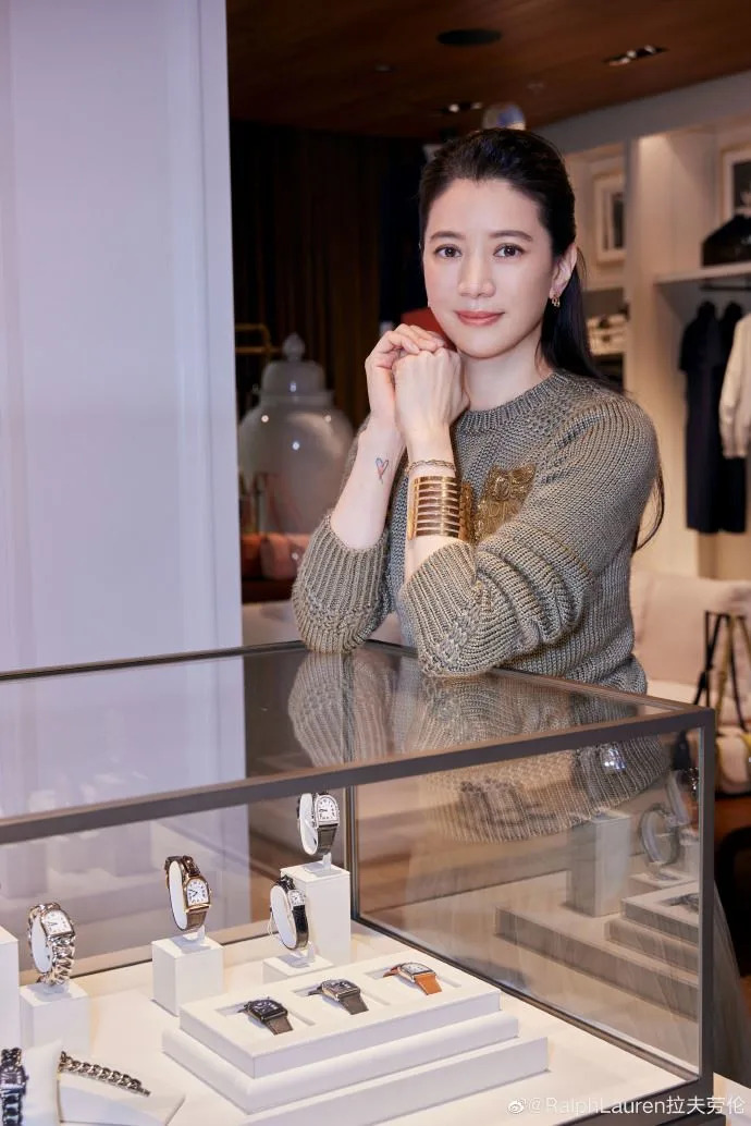 51歲最美港姐偕夫出席「現場未修圖曝」　主持人感嘆：愛情是最好保養品