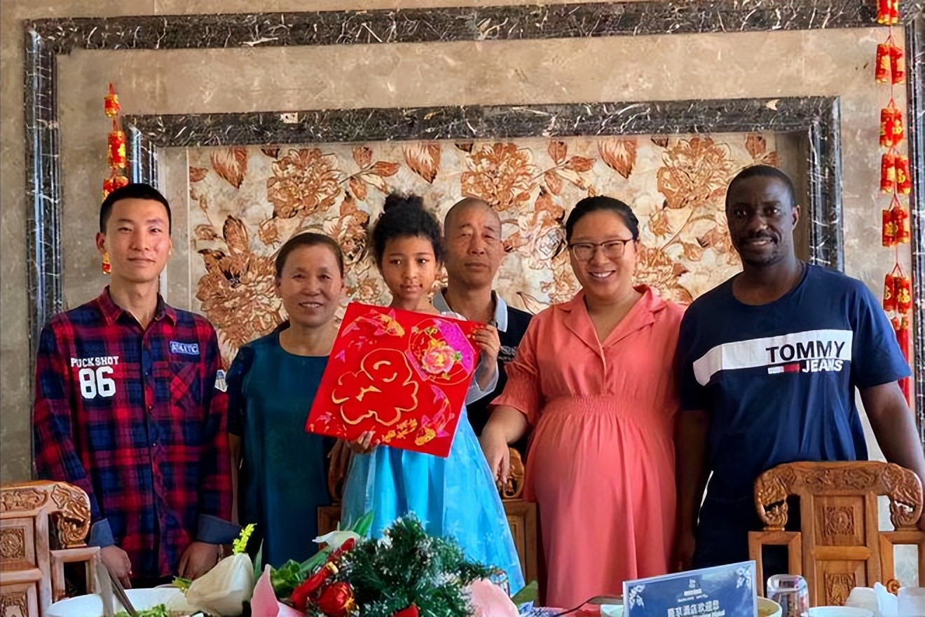 女高材生「戀上黑人留學生」!不顧家人反對遠嫁非洲 婚後才知「對方身份不一般」:高攀了