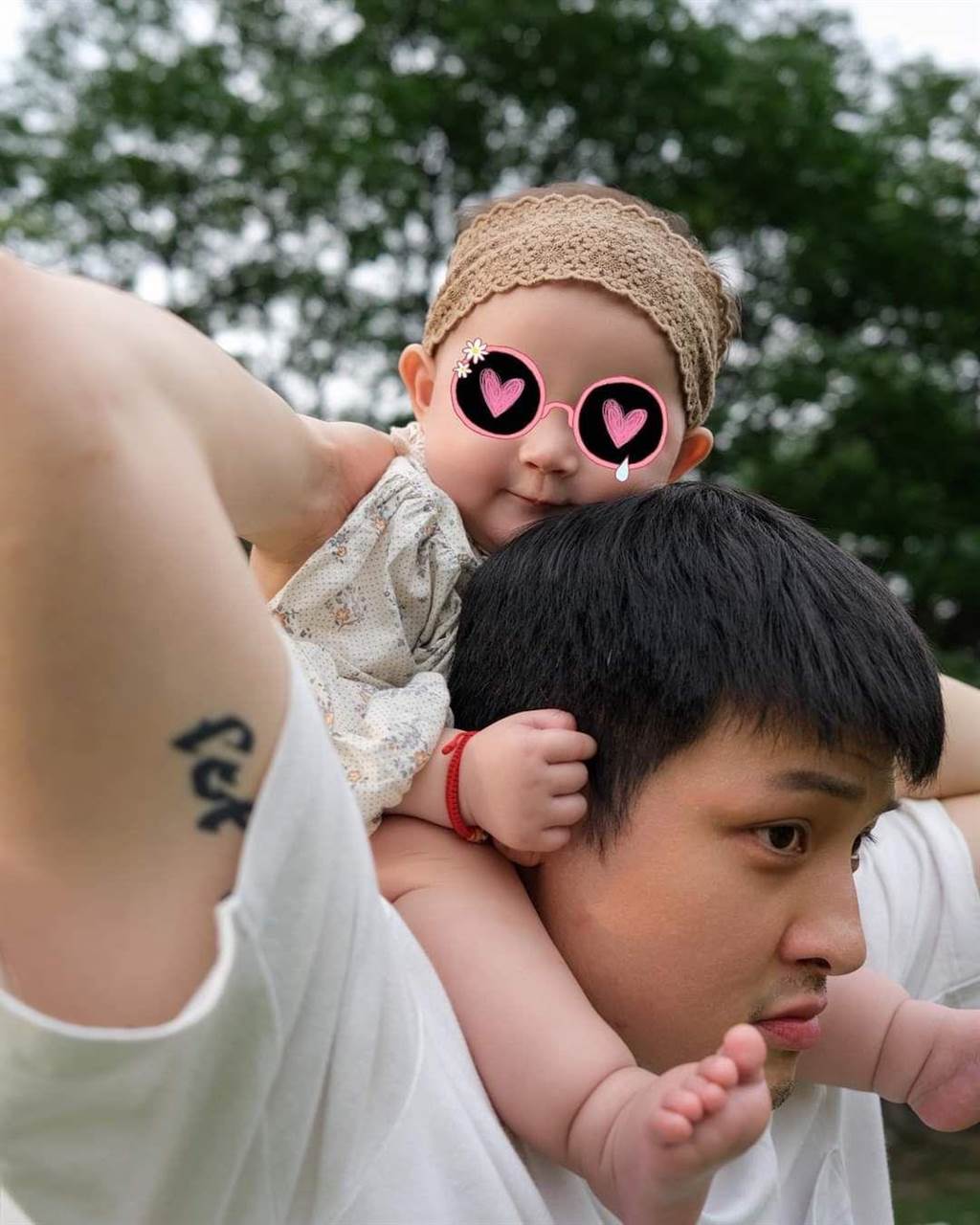 一家六口同框！寇世勳雙手捧孫女「眼神滿是寵溺」　兒子爆「她是軟化劑」父子關係回溫