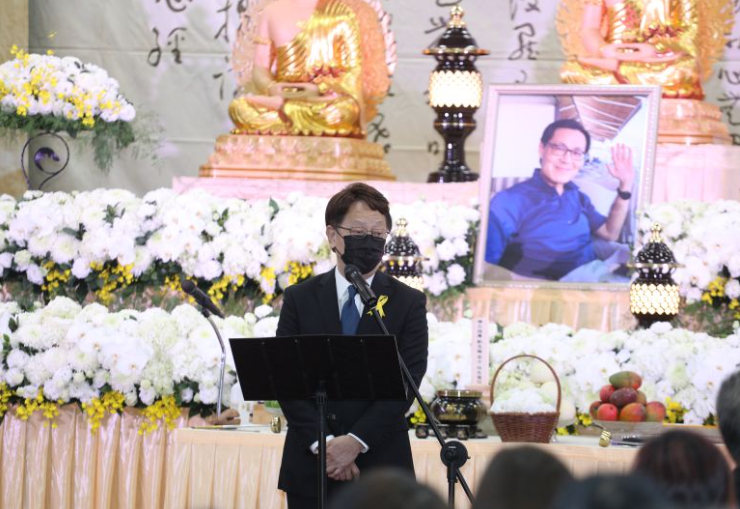40年摯友驟逝！66歲名主持人哽咽「懷念他的勇氣」　「不到1年就走了」心痛：送別老友不容易