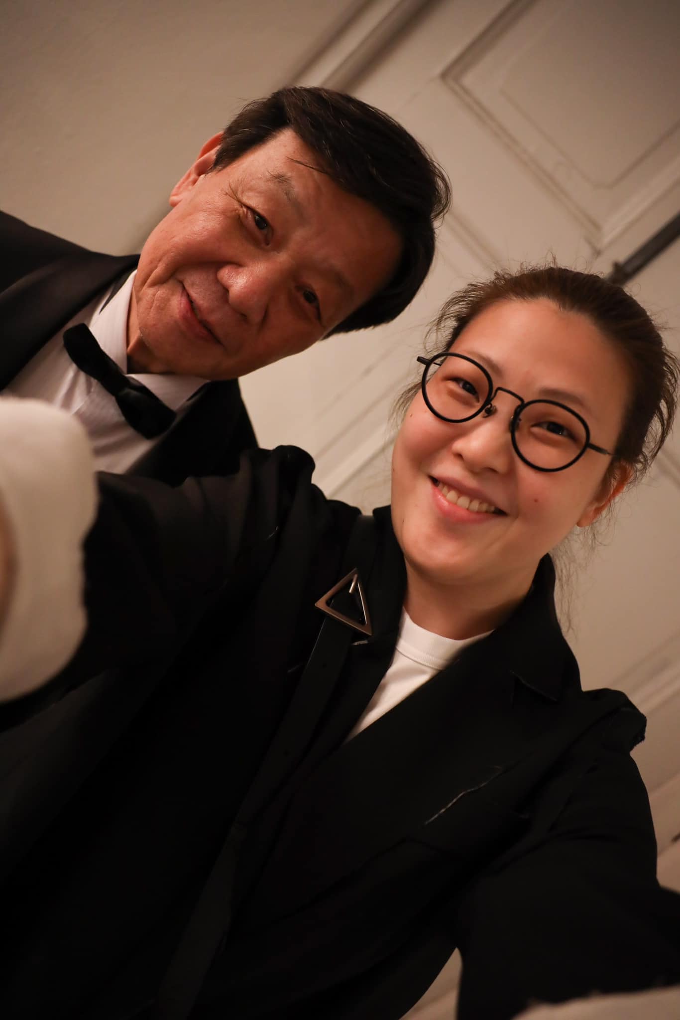 一家六口同框！寇世勳雙手捧孫女「眼神滿是寵溺」　兒子爆「她是軟化劑」父子關係回溫
