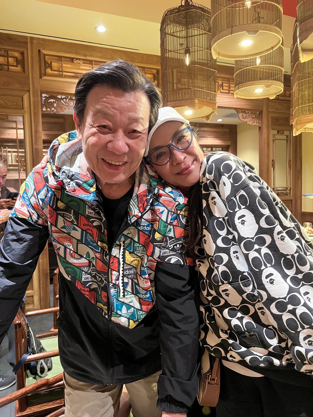 一家六口同框！寇世勳雙手捧孫女「眼神滿是寵溺」　兒子爆「她是軟化劑」父子關係回溫