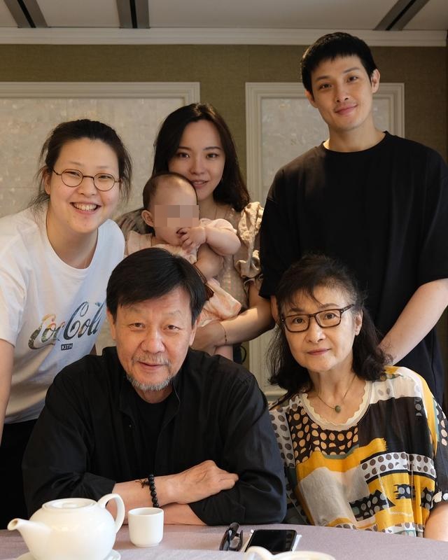 一家六口同框！寇世勳雙手捧孫女「眼神滿是寵溺」　兒子爆「她是軟化劑」父子關係回溫
