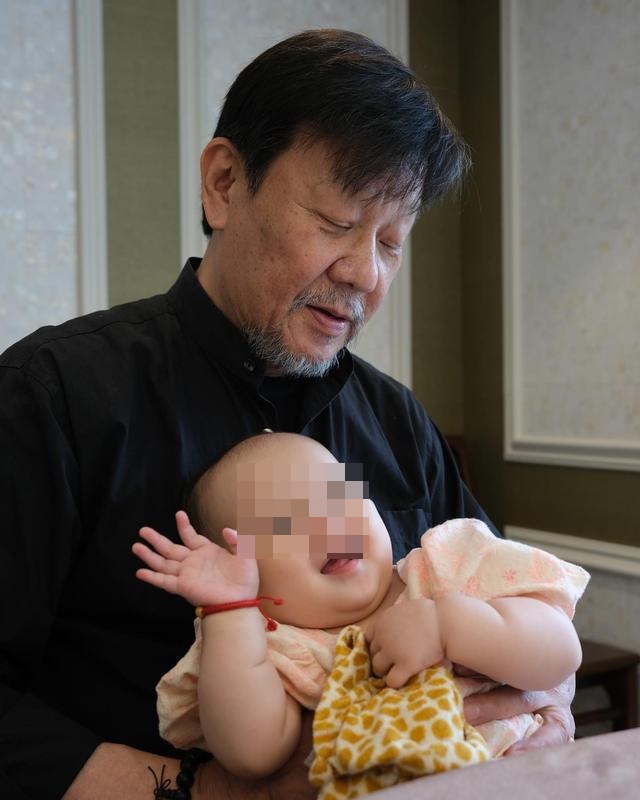 一家六口同框！寇世勳雙手捧孫女「眼神滿是寵溺」　兒子爆「她是軟化劑」父子關係回溫