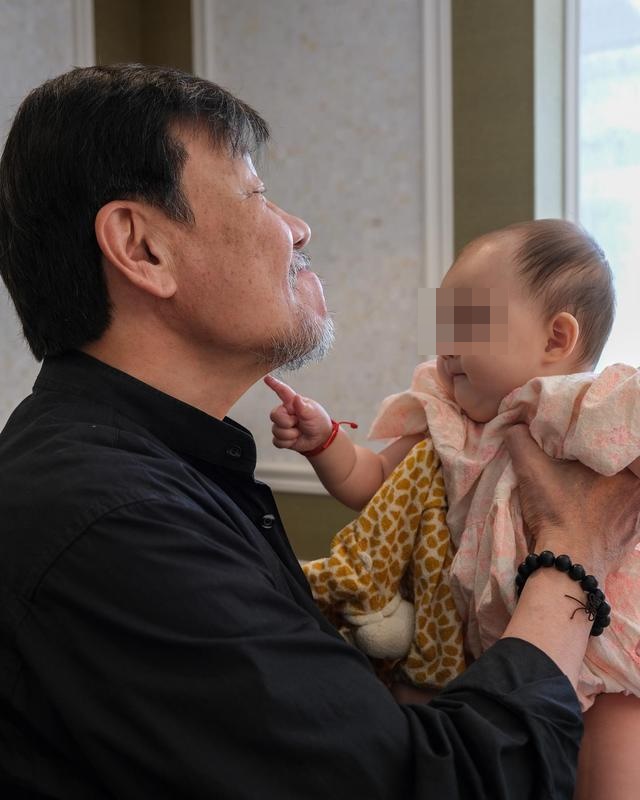 一家六口同框！寇世勳雙手捧孫女「眼神滿是寵溺」　兒子爆「她是軟化劑」父子關係回溫