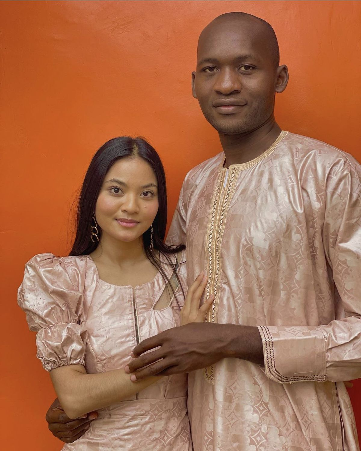 才交往4個月！亞洲女孩「想和黑人男友結婚」瘋狂放閃　全家都反對「堅持飛到非洲辦婚禮」後續曝光