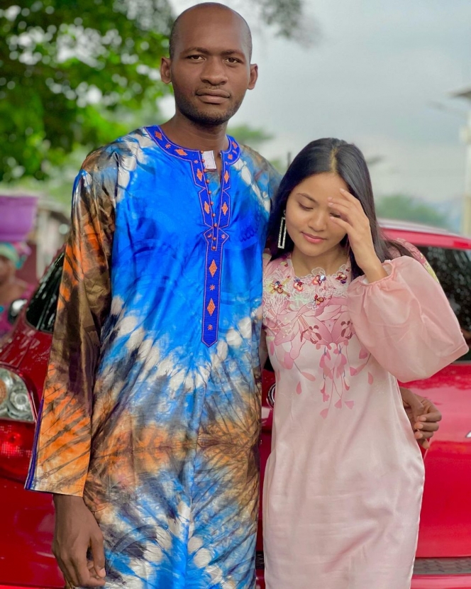 才交往4個月！亞洲女孩「想和黑人男友結婚」瘋狂放閃　全家都反對「堅持飛到非洲辦婚禮」後續曝光