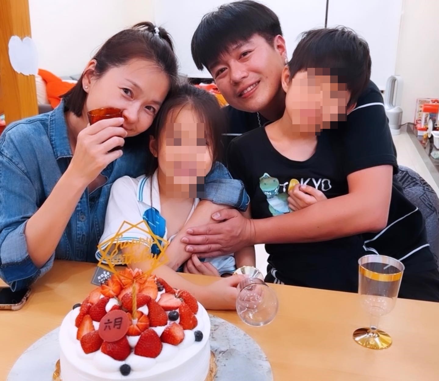 一時貪玩！47歲女星手機「突收扣款萬元通知」兒子低頭自首　第一時間不責怪「要兒自己承擔」後續處理被讚爆