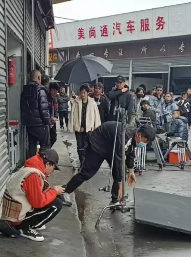 40歲一線女星片場「被捕獲身形消瘦」　網酸：穿千元外套像路人