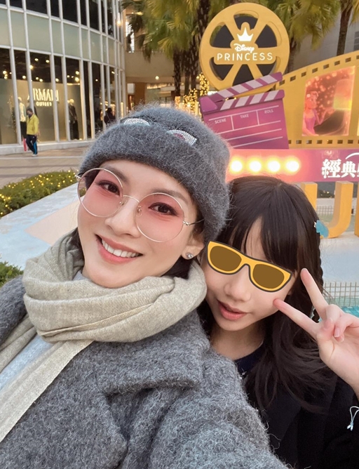 隨緣不貪求！47歲玉女歌手「斷開16年豪門婚」獨自養兩女兒　大方曝「擇偶1關鍵條件」：要先配合女兒