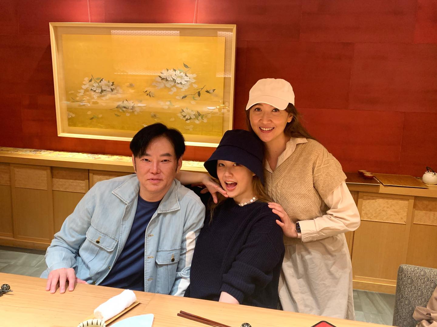 尪是主持一哥！愛妻曝「與婆婆同住快30年」伺候一家人　「親媽就住樓下」她嘆氣：兩女人同桌吃飯很難