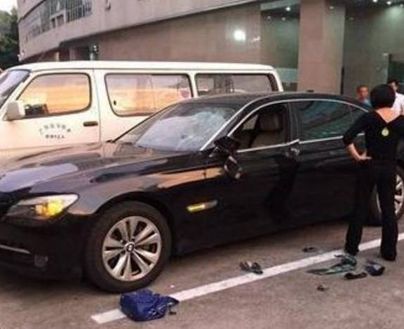 抓包老公偷吃！她發現自家車「傳出女子嗯哼聲」　怒砸玻璃「看到裡面的人後」嚇壞打給救護車