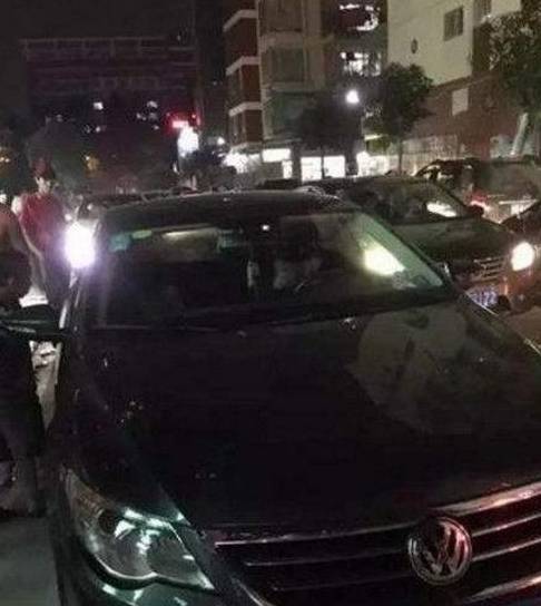 抓包老公偷吃！她發現自家車「傳出女子嗯哼聲」　怒砸玻璃「看到裡面的人後」嚇壞打給救護車