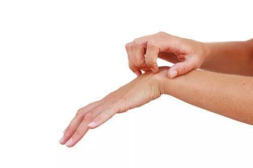 女兒一直說身上癢！醫院檢查不出來 「到家剪開被子」  父母含淚報警 ：讓所有人都快吐了