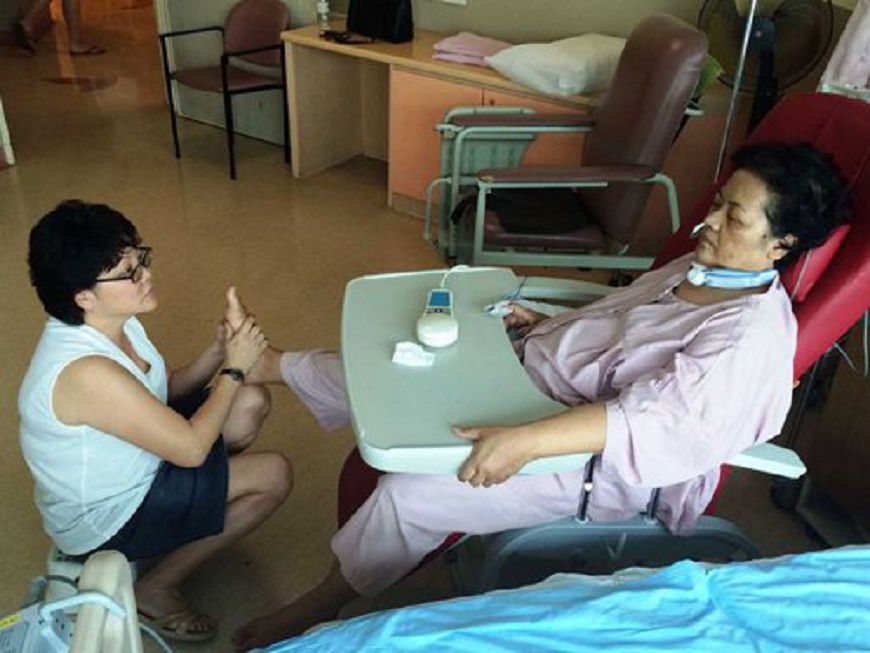 25年如一日！菲傭中風半癱 僱主一家不離不棄：她是我們的家人