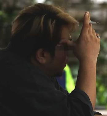 被爆擄人討債！75歲歌王長子「被判入獄痛哭」：沒機會盡孝...　無家可歸「睡酒吧1年」近況曝光