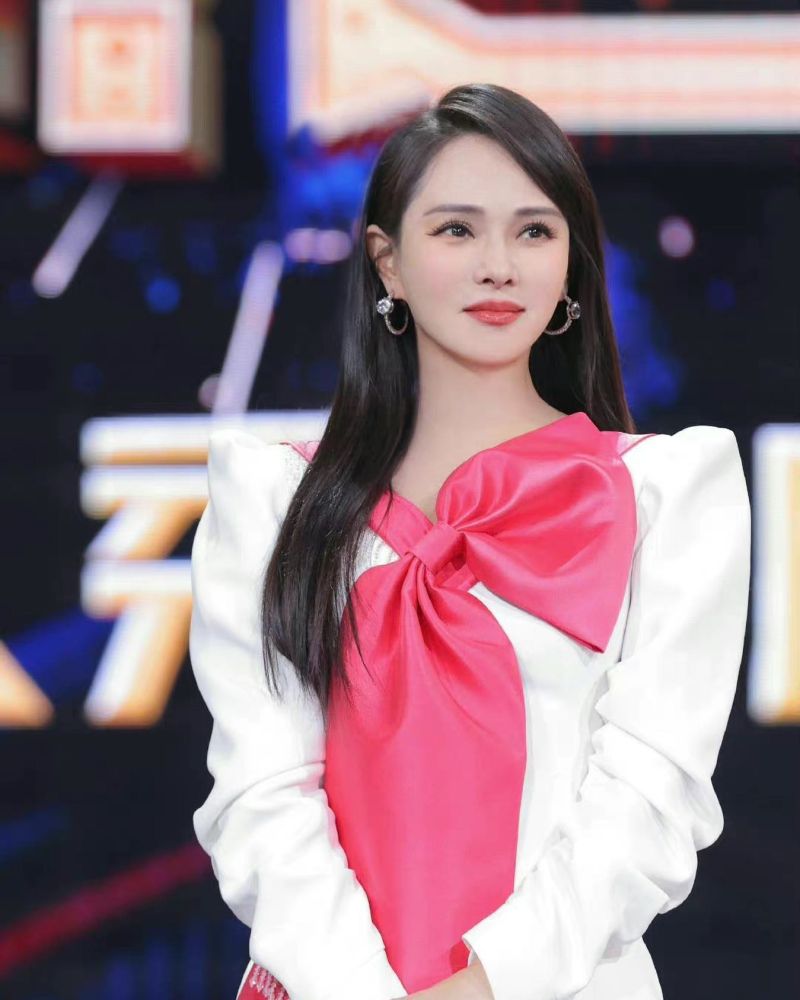 小10歲尪缺席！伊能靜獨自「帶公婆出國」沙灘上洩好身材　「老公事後1行徑」閃瞎大批網友