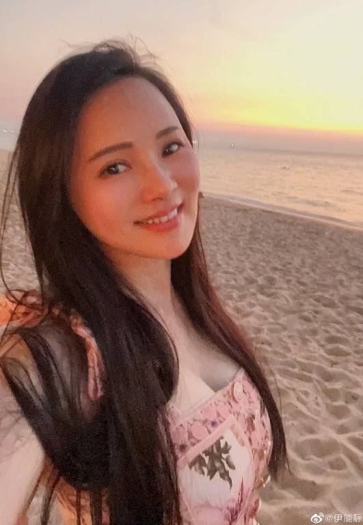 小10歲尪缺席！伊能靜獨自「帶公婆出國」沙灘上洩好身材　「老公事後1行徑」閃瞎大批網友