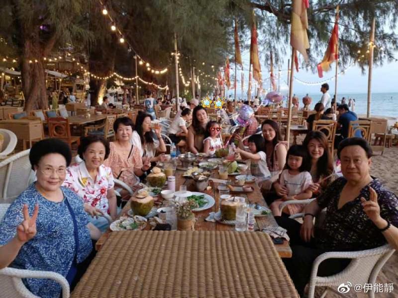 小10歲尪缺席！伊能靜獨自「帶公婆出國」沙灘上洩好身材　「老公事後1行徑」閃瞎大批網友