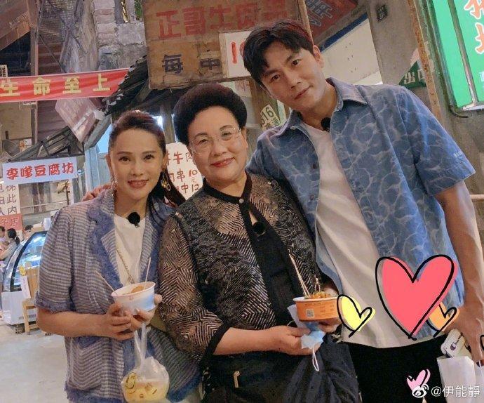 小10歲尪缺席！伊能靜獨自「帶公婆出國」沙灘上洩好身材　「老公事後1行徑」閃瞎大批網友