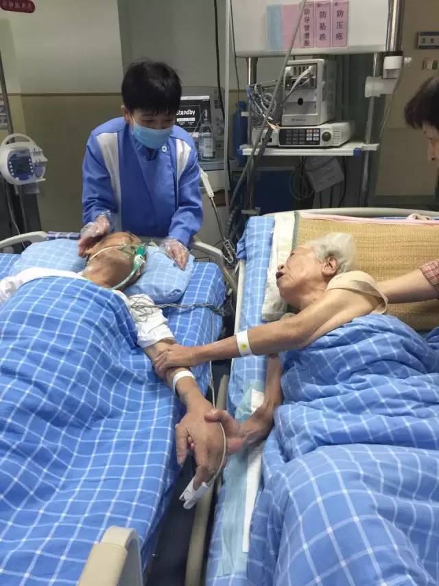讓我拉拉她的手....92歲老翁臨終前「緊牽老伴雙手」互許來生　結髮68年「最後道別太催淚」