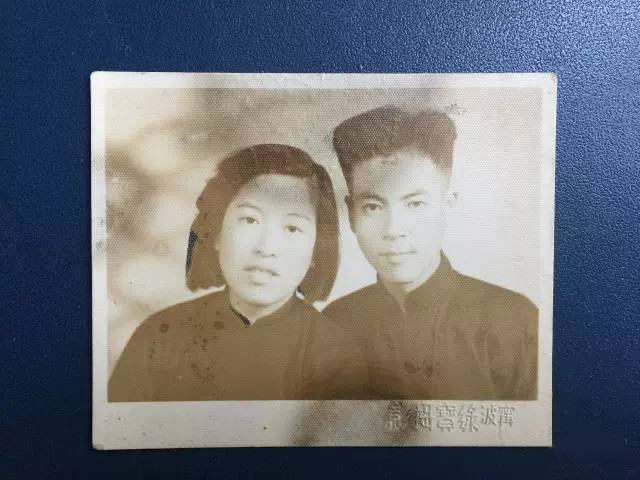 讓我拉拉她的手....92歲老翁臨終前「緊牽老伴雙手」互許來生　結髮68年「最後道別太催淚」