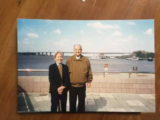 讓我拉拉她的手....92歲老翁臨終前「緊牽老伴雙手」互許來生　結髮68年「最後道別太催淚」