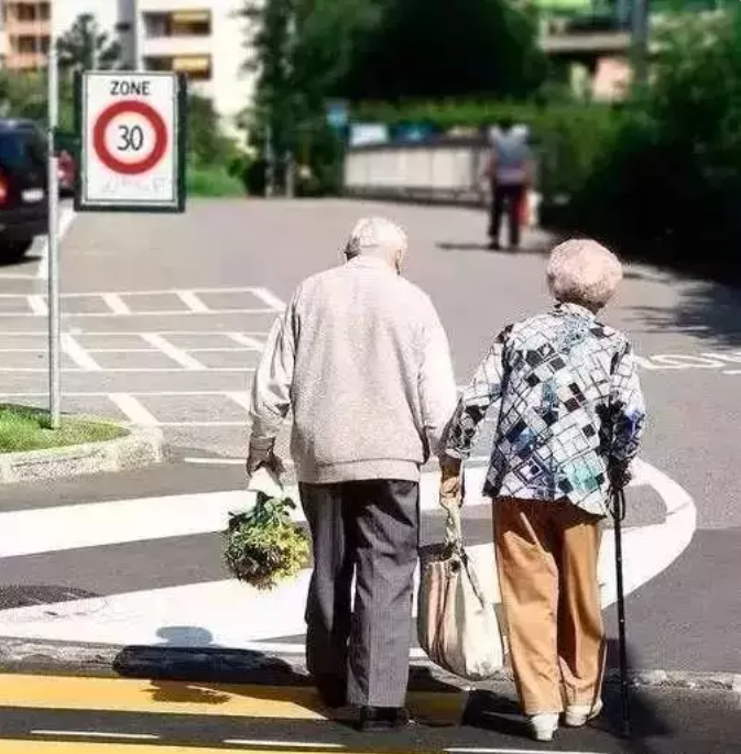 讓我拉拉她的手....92歲老翁臨終前「緊牽老伴雙手」互許來生　結髮68年「最後道別太催淚」