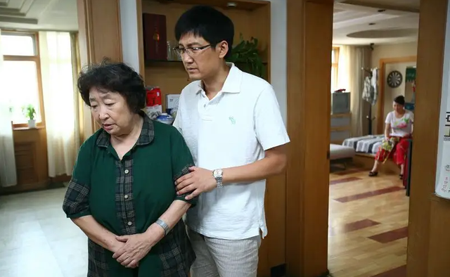 一線男星51歲辭世！結縭20年遺孀「心被掏空」瞬間老了10歲　「靠女兒開導」近況曝引鼻酸