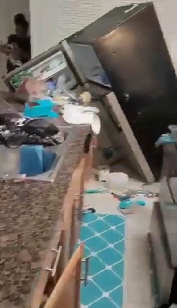 被媽媽沒收手機!兒子抓狂「龍捲風式毀屋」家具全毀了 連廁所都遭殃「媽媽淚曝真相」:我心都碎了