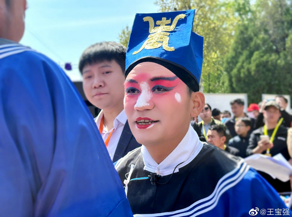 被最信任親人背叛！國民男星「妻偷吃經紀人」離婚爽分一半財產　「他被目擊回鄉唱戲」接地氣模樣被讚爆