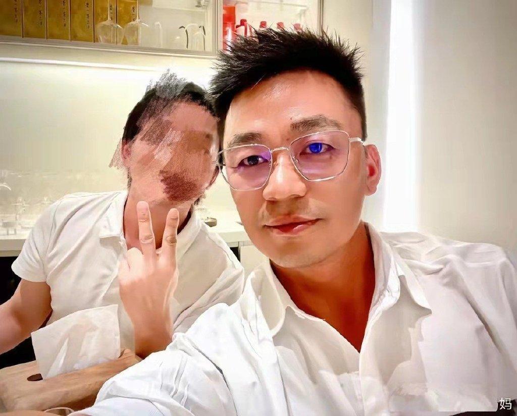 被最信任親人背叛！國民男星「妻偷吃經紀人」離婚爽分一半財產　「他被目擊回鄉唱戲」接地氣模樣被讚爆