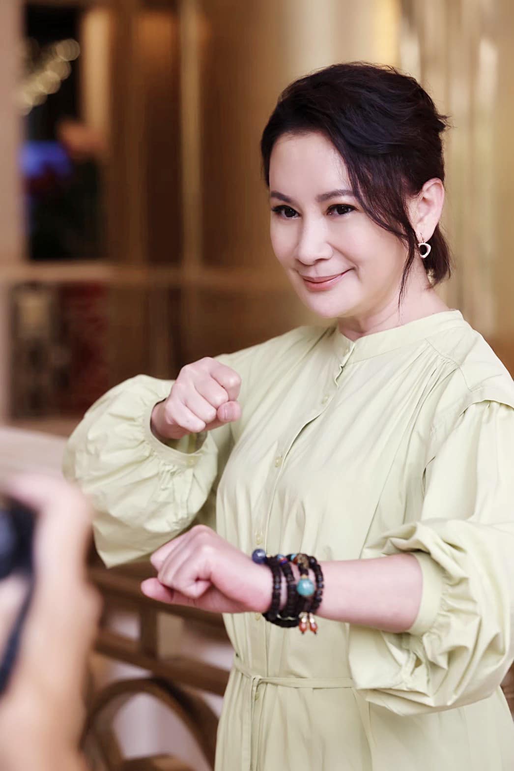 藥連續吃2個月！57歲女星主持拍戲兩頭燒「心律不整急送醫」　「大病一場醒悟」宣告不能再繼續了