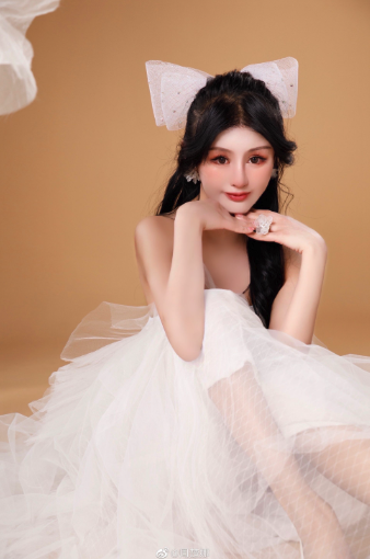 13歲迷上整形！她花千萬整上百次「變白皙大眼蛇精妹」　曬出「最原始樣貌」呼籲：真的別學我