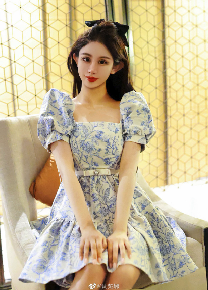 13歲迷上整形！她花千萬整上百次「變白皙大眼蛇精妹」　曬出「最原始樣貌」呼籲：真的別學我