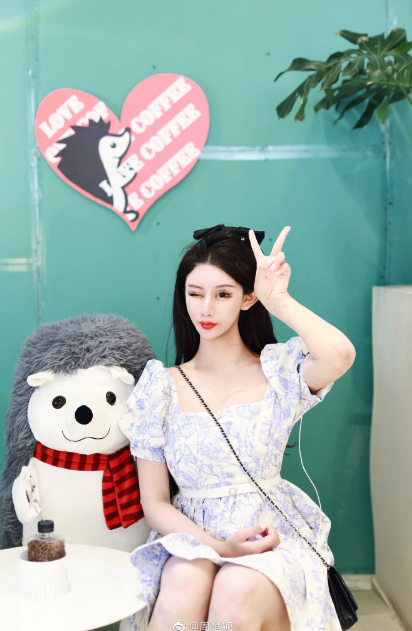13歲迷上整形！她花千萬整上百次「變白皙大眼蛇精妹」　曬出「最原始樣貌」呼籲：真的別學我