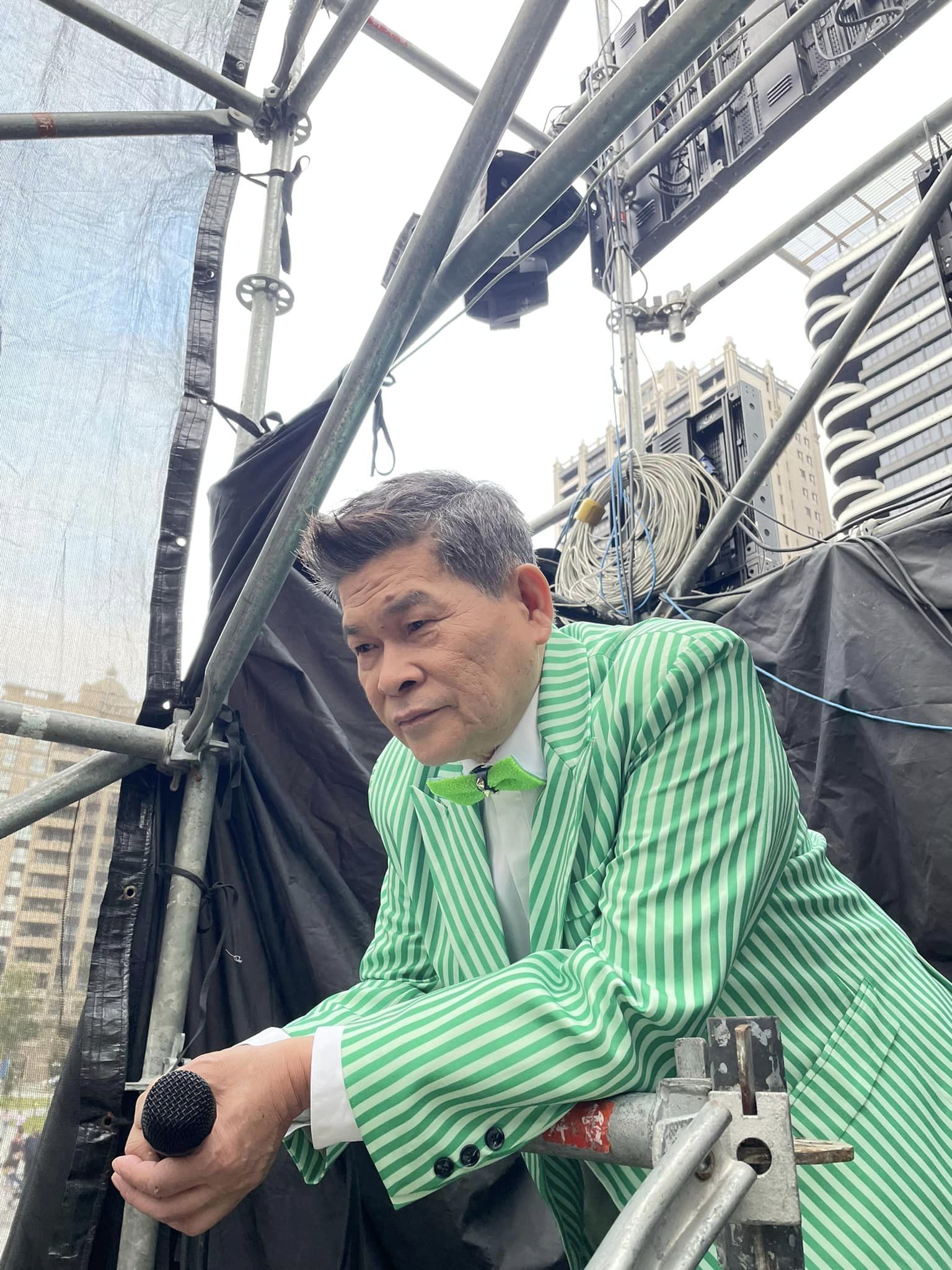 還欠6千萬！澎恰恰賣泡菜「嘆對不起兒子」成負二代　父子騎車送貨「不忘做公益」：賣一瓶捐10元