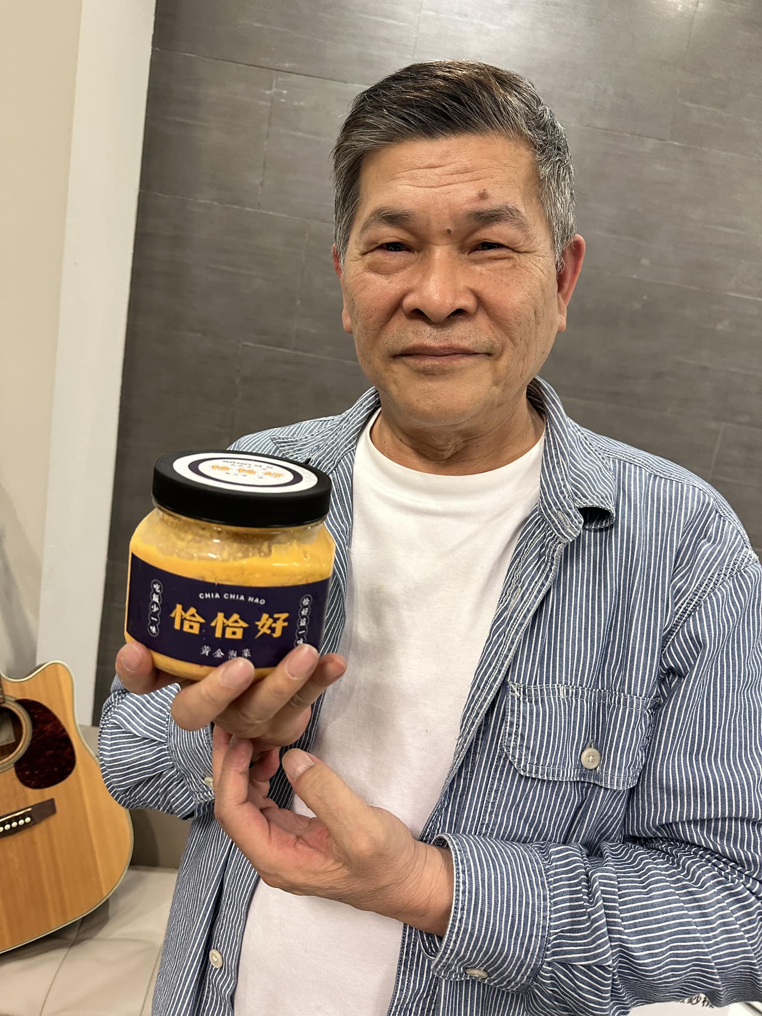還欠6千萬！澎恰恰賣泡菜「嘆對不起兒子」成負二代　父子騎車送貨「不忘做公益」：賣一瓶捐10元