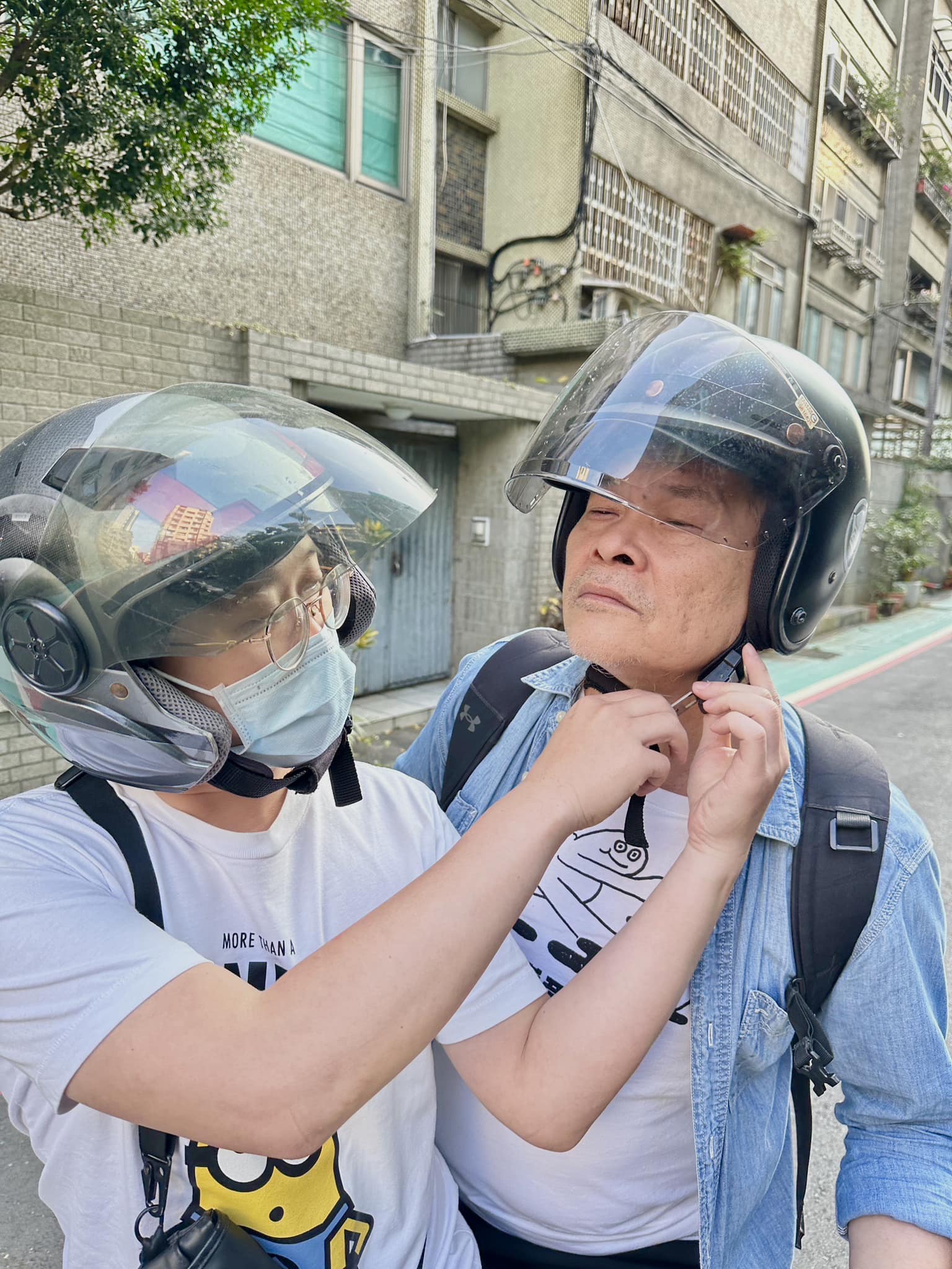 還欠6千萬！澎恰恰賣泡菜「嘆對不起兒子」成負二代　父子騎車送貨「不忘做公益」：賣一瓶捐10元