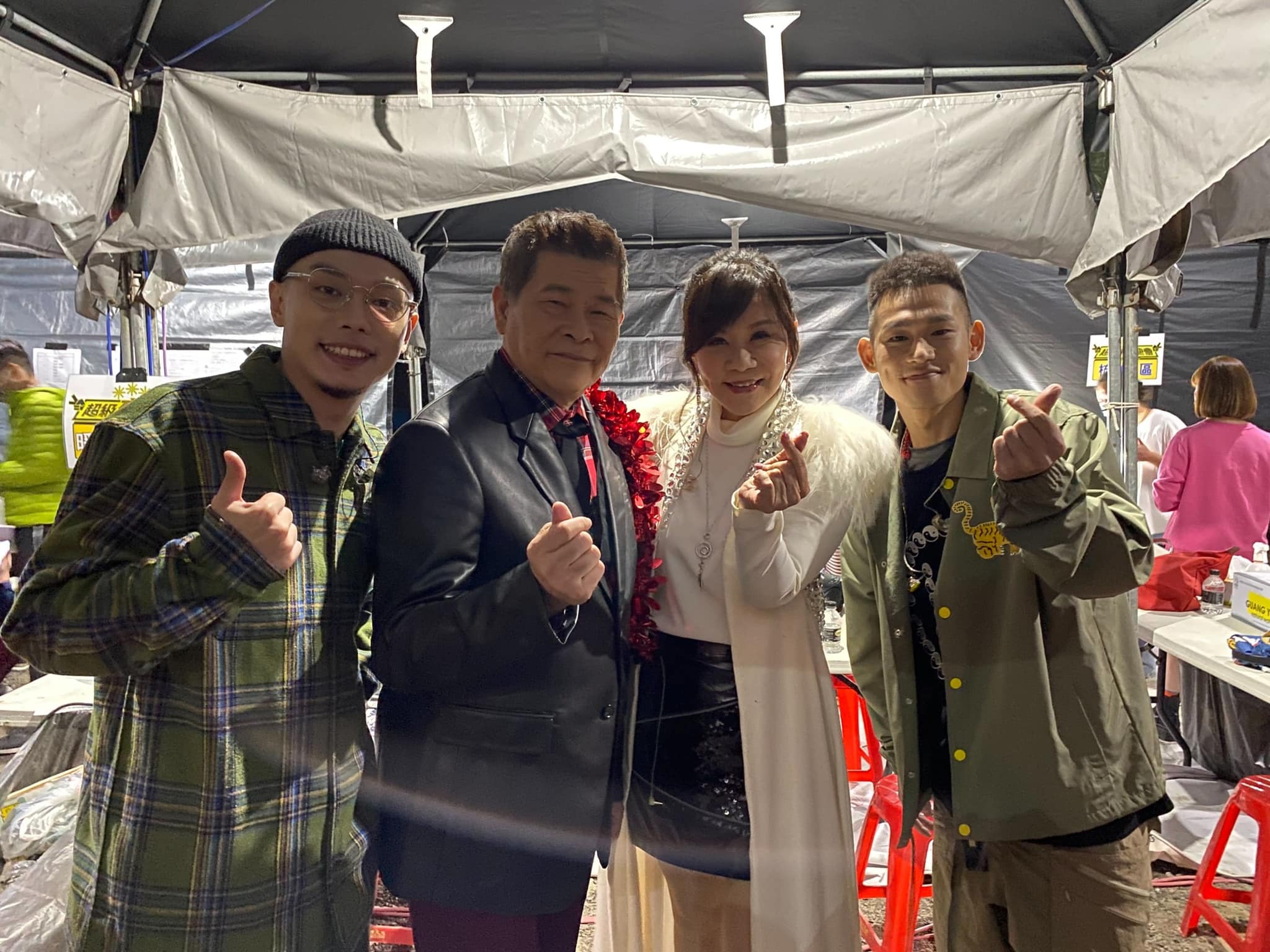 還欠6千萬！澎恰恰賣泡菜「嘆對不起兒子」成負二代　父子騎車送貨「不忘做公益」：賣一瓶捐10元