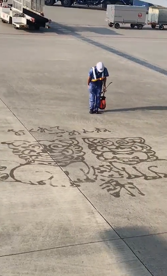 班機誤點！地勤人員大展長才「畫2風獅爺」　原地鞠躬道歉：抱歉讓乘客久等了～