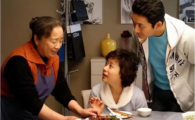 到兒子家養老！中午要半碗飯「兒媳主動添整碗」拿飯勺壓緊　隔天「婆婆收拾行李」頭也不甩回老家