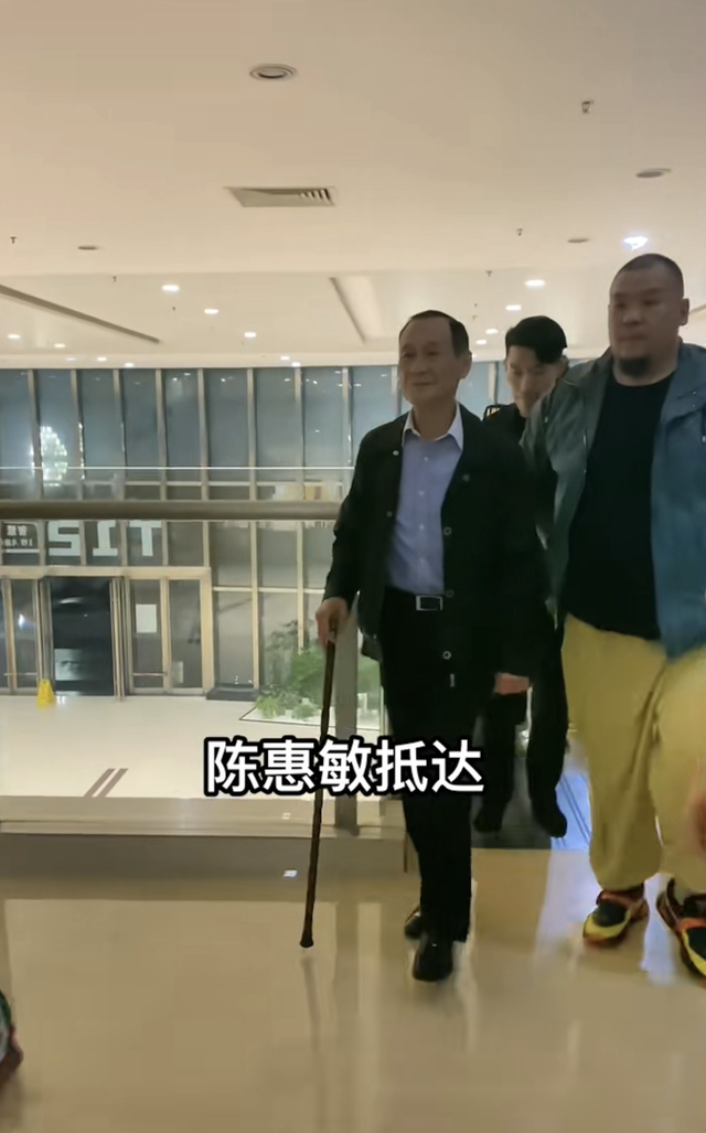 79歲陳惠敏現身內地工作，走路駝背靠拐杖助力，坦言身體不是太好